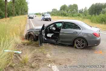 Bestuurder zwaargewond na ongeval en klap tegen boom<BR />
