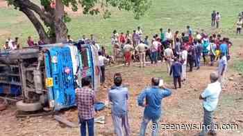 Tanker overturns in Madhya Pradesh`s Sidhi, villagers loot fuel while cops look on
