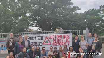Toulouse : des parents d'élèves manifestent devant une école et un bureau de vote - ladepeche.fr