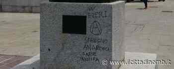 “W Bresci, Seregno anarchica”: imbrattata la statua del re, l'ira del monarchico Cazzaniga - Il Cittadino di Monza e Brianza