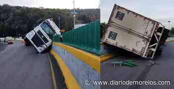 Queda recostado tráiler en muro de la autopista México-Cuernavaca, en La Pera - Diario de Morelos