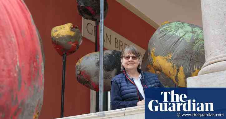 Phyllida Barlow to unveil five-metre-tall sculpture at Highgate cemetery