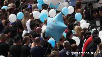 Funerali fratellini uccisi ad Ardea, centinaia di palloncini salutano Daniel e David - Gazzetta del Sud