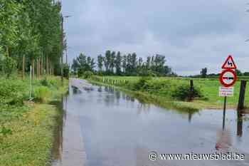 Straat afgesloten voor alle verkeer door overstroming: “We houden ons hart vast”