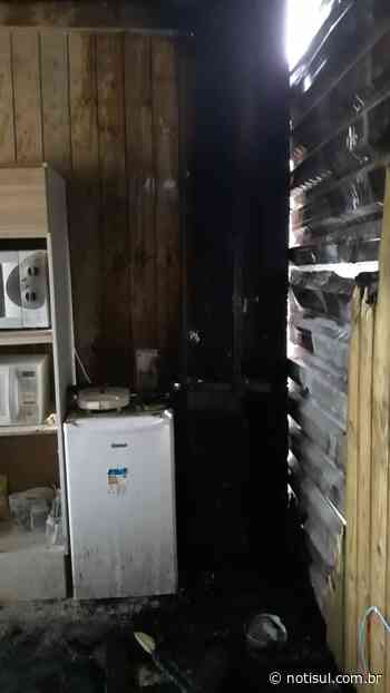 Incêndio em galeria comercial é registrado na Praia do Rosa, em Imbituba - Notisul