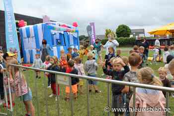 Schot in de roos: ouderraad De Klimmuur trakteert leerlingen op bouncefestival