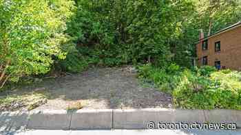 Vacant patch of dirt hits Toronto market for almost $1 million