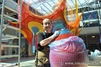 81-jarige Japanse haakt 60.000 (!) meter draad tot kleurrijk (kunst)web: “Kinderen stimuleren om weer kind te zijn”