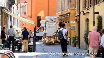 Modena, scivola in monopattino e batte la testa, un 55enne finisce in Terapia intensiva - La Gazzetta di Modena