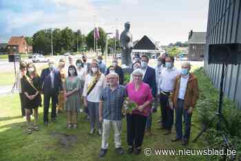 Kunstwerk 'Egg-bag' van Karel van Roy onthuld (Beernem) - Het Nieuwsblad