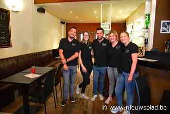 Café met een van grootste terrassen op Grote Markt overgenomen en heropend<BR />