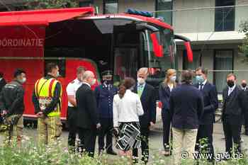 Koning Filip en premier De Croo bezoeken plaats van ramp in Antwerpen - Gazet van Antwerpen