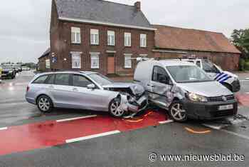 Moeder en peuter naar ziekenhuis na ongeval op gevaarlijk kruispunt