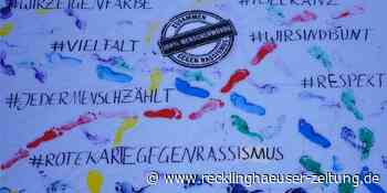 Fußabdrücke gegen Rassismus – der 1. FFC Recklinghausen zeigt Flagge - Recklinghäuser Zeitung