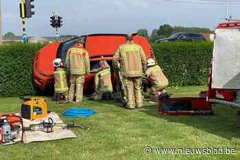 Automobiliste wordt onwel en knalt op parking tegen auto en door haag - Het Nieuwsblad