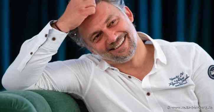 Räuspern, lächeln oder abgehen? Startenor in Verlegenheit