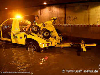 Auto bleibt in überfluteter Unterführung stecken