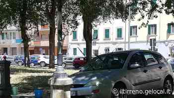 Parcheggia l'auto sul prato di piazza Mazzini e si mette a lavarla - Il Tirreno