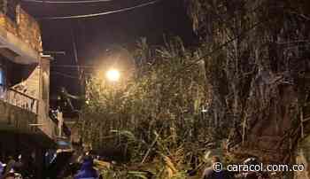 Un deslizamiento en el barrio Caicedo arrastró a dos carros contra una casa - Caracol Radio