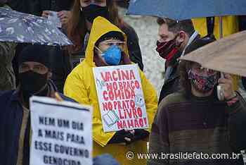 Com muita chuva e frio, Curitiba (PR) protesta pelo "fora, Bolsonaro" - Brasil de Fato