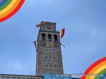 Rathausturm mit Regenbogenflagge