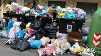 Roma lercia, 1600 tonnellate di rifiuti restano a terra. Ora Raggi deve indicare la discarica
