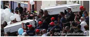 Ardea, l'ultimo saluto a David e Daniel: «I vostri cuori volino più in alto della follia del... - Secolo d'Italia