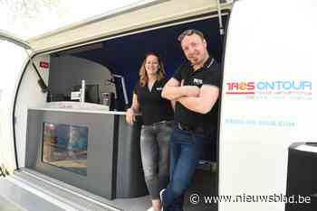 Mobiele radiostudio toert verder en doet scholen en winkelkernen aan<BR />