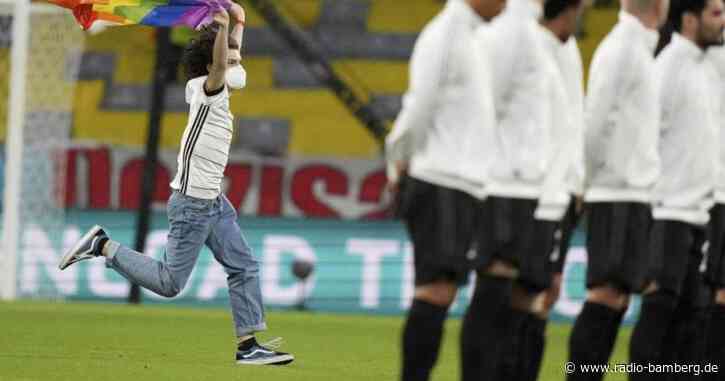 Flitzer stürmt vor DFB-Spiel mit Regenbogenfahne aufs Feld