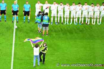 Veldbestormer met regenboogvlag tijdens het volkslied van Hongarije