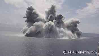 La Armada estadounidense prueba la resistencia de uno de sus portaviones a base de explosivos - Euronews Español