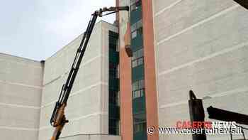 Montacarichi del cimitero fermo, le bare salgono con la gru | FOTO - CasertaNews
