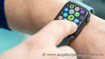 17-jähriger Radfahrer tippt auf Smartwatch und verursacht Unfall: Fußgänger verletzt