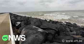 Surfer komt in de problemen aan Oostelijke strekdam in Oostende - VRT NWS