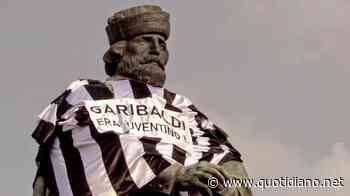 Napoli, Garibaldi con maglia della Juventus: “Basta umiliazioni dal Nord” - QUOTIDIANO NAZIONALE