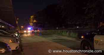 Man found shot to death inside crashed car at west Houston apartments - Houston Chronicle