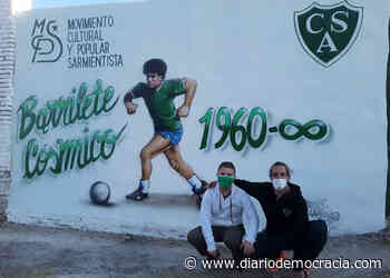 Un mural en homenaje a Diego en una de las paredes de Sarmiento - Diario Democracia