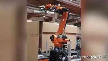 Prato, ecco il robot-magazziniere. L'azienda assicura: 'Non ha tolto il posto a nessuno' - Il Tirreno