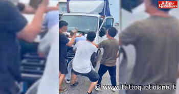 Prato, operai della Texprint picchiati dai vertici dell’azienda: un lavoratore colpito con un mattone - Il Fatto Quotidiano