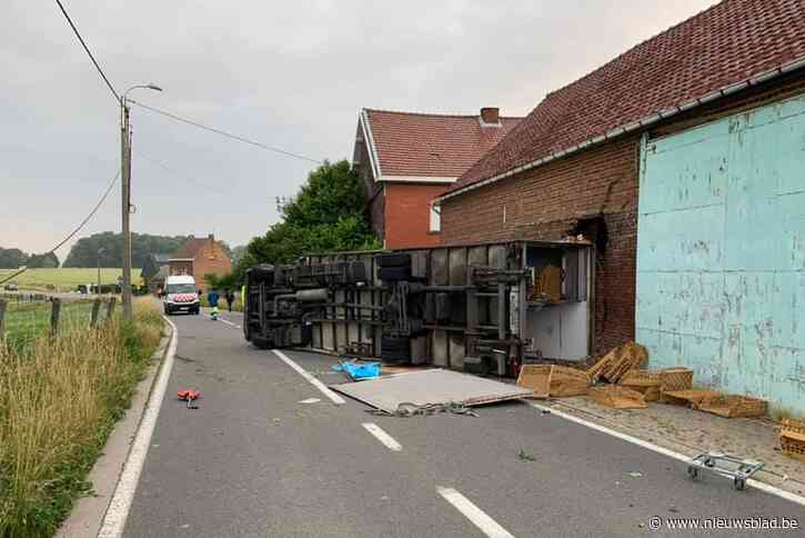 Vrachtwagen belandt tegen schuur