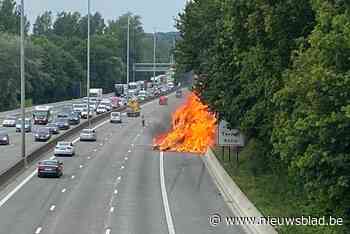 Brandende vrachtwagen op E40 in Ternat: bijzonder lange files in beide richtingen