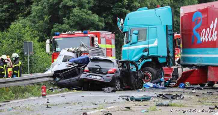 Zwei Tote und mehrere Schwerverletzte bei Lkw-Unfall auf A2