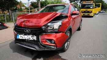 Zwei Autos stoßen zusammen: Auffahrunfall auf der L110 in Tornesch: 61-Jährige leicht verletzt | shz.de - shz.de