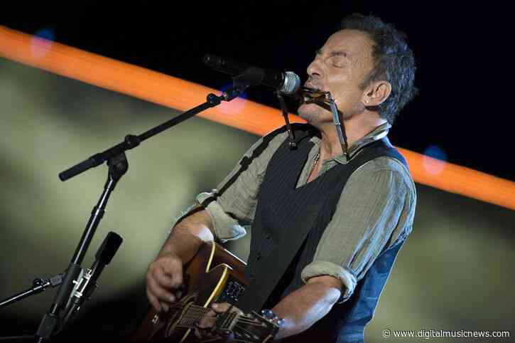 As Ticket Prices Skyrocket, Bruce Springsteen Offers $75 Discounted Tickets to His Broadway Show