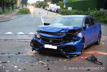 Twee wagens botsen in Mandekensstraat, bestuurster gewond<BR />