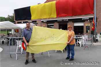 Bij dit café kleurt de hele muur zwart-geel-rood: “Schrijf het maar op: we hebben geen weet van een nog grotere tricolore gevelvlag”