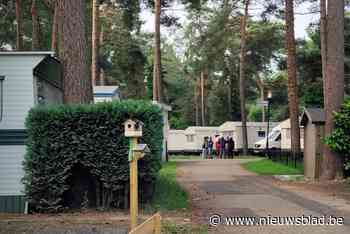 Komst van twee bussen vol ‘Roemeense zakentoeristen’ veroorzaakt onrust in vakantiepark: “Niet fijn voor toeristen, niet menselijk voor arbeiders”<BR />