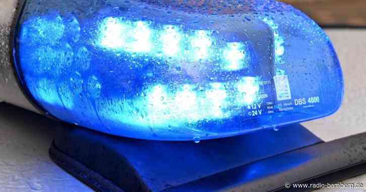 Unbekannter wirft Stein von Brücke auf Auto