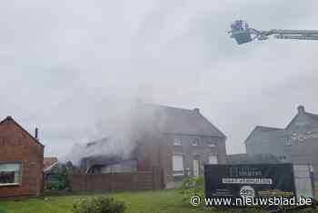 Frietketel vat vuur en legt achterbouw van woning in de as