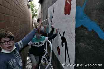 Leerlingen en kunstenaars fleuren steegjes op met kleurrijke creaties - Het Nieuwsblad